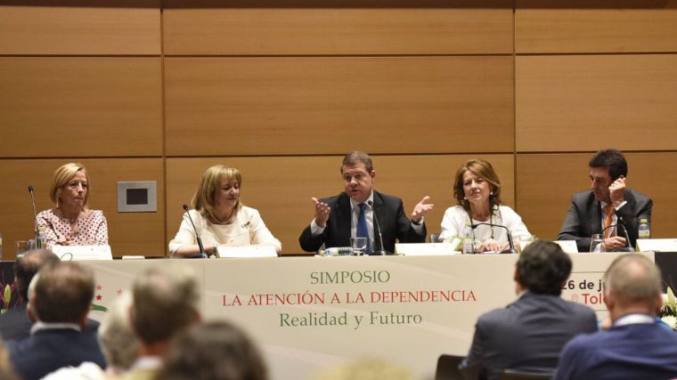 Emiliano García-Page junto a Ana Saavedra (primera por la izquierda) y Aurelia Sánchez (cuarta por la izquierda) en la inauguración de un simposio sobre dependencia.