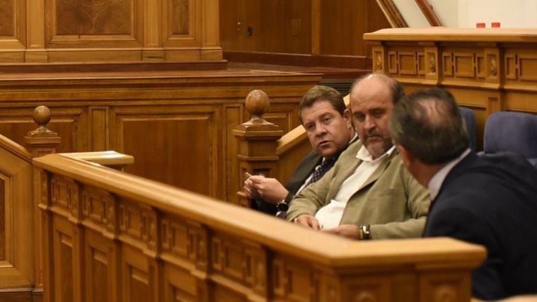 Emiliano García-Page, José Luis Martínez Guijarro y Juan Alfonso Ruiz Molina, en un pleno de las Cortes regionales.