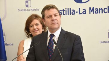 Emiliano García-Page durante un discurso. Detrás, la consejera de Bienestar Social, Aurelia Sánchez.