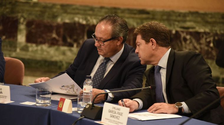 Emiliano García-Page y el consejero de Hacienda y Administraciones Públicas, Juan Alfonso Ruiz Molina, durante la reunión con los presidentes autonómicos en Zaragoza.