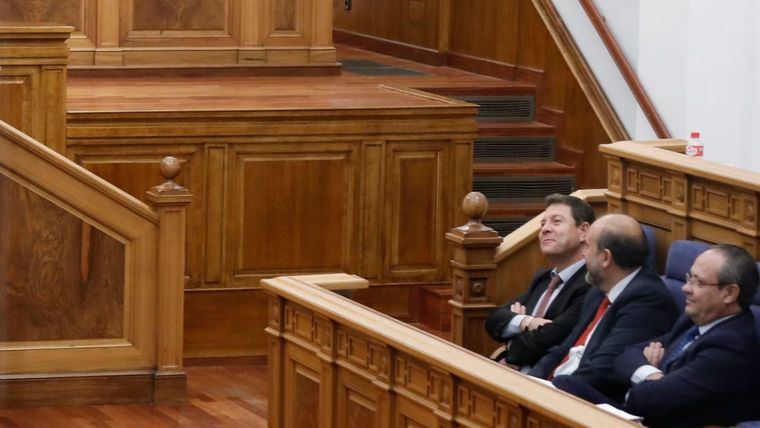 El presidente de la Junta, EMiliano García-Page, junto a su vicepresidente y el consejero de Hacienda, durante el pleno de las Cortes de esta semana.