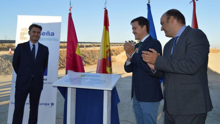 El alcalde de Seseña, Carlos Velázquez, con representantes de las empresas adjudicatarias, en el acto de puesta de la primera piedra.