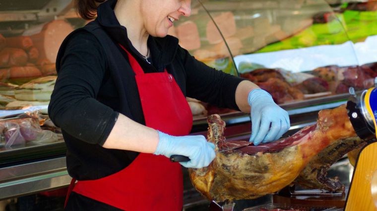 Sanidad advierte: jamones con “regalo” estas Navidades