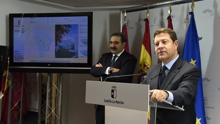 El presidente de Castilla-La Mancha, Emiliano García-Page, junto al consejero de Sanidad, Jesús Fernández Sanz.