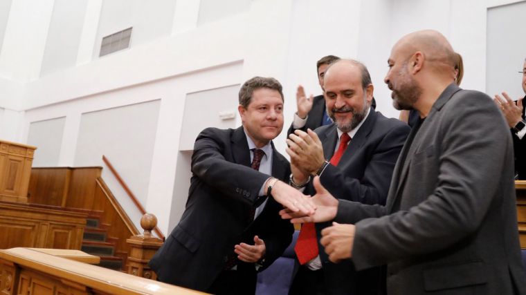 Page y José García Molina se dan la mano durante el Debate sobre el Estado de la Región, bajo la atenta mirada del vicepresidente primero, Martínez Guijarro.