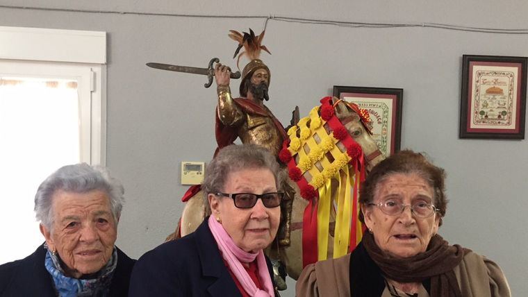 El Santiago Apóstol en la residencia de ancianos con una mujer de 102 años, feliz de volver a verlo.