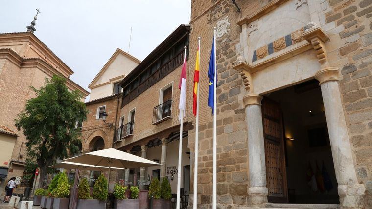 Puerta del Palacio de Fuensalida, sede de la Presidencia del Gobierno de Castilla-La Mancha.
