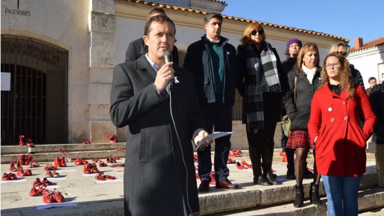 Cien zapatos rojos simbolizan en Seseña la lucha contra la violencia de género