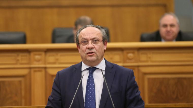 El consejero de Hacienda, Juan Alfonso Ruiz Molina, durante una intervención en el Parlamento regional.