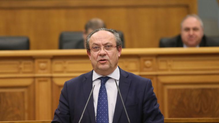 El consejero de Hacienda, Juan Alfonso Ruiz Molina, durante una intervención en el Parlamento regional.