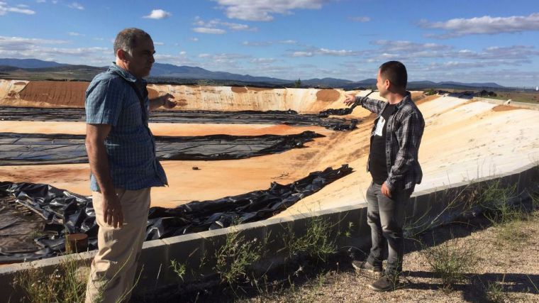 ARIEL JEREZ Y DAVID LLORENTE COMPRUEBAN EN COGOLLUDO EL ABANDONO Y DETERIORO DE LA BALSA PARA REGADÍO 