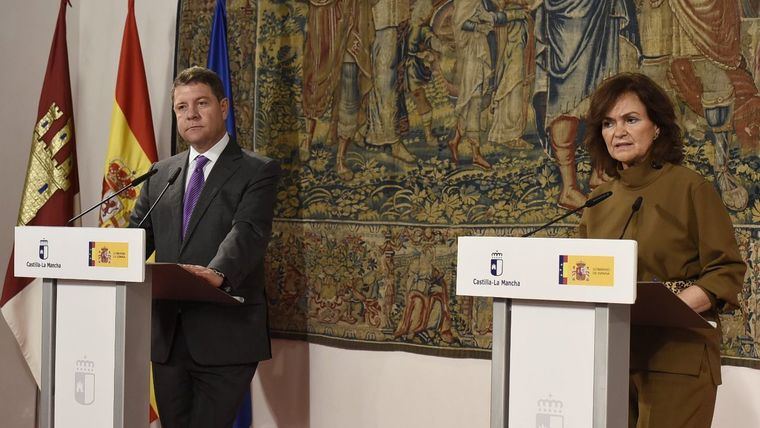 El presidente de Castilla-La Mancha, Emiliano García-Page, y la vicepresidenta del Gobierno,Carmen Calvo, durante un encuentro el pasado 20 de noviembre en el Palacio de Fuensalida.