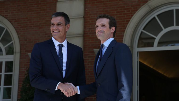 Pedro Sánchez y Pablo Casado durante el encuentro celebrado en La Moncloa en agosto del año pasado.