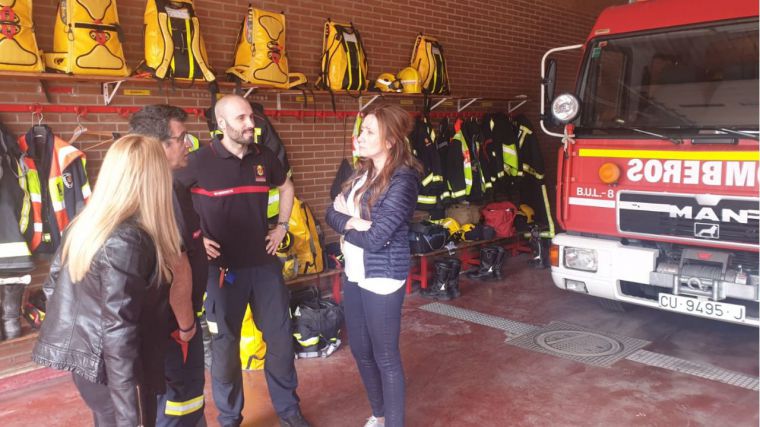 Cristina Fuentes se reúne con el cuerpo de Bomberos de la ciudad para recoger sus quejas y propuestas.