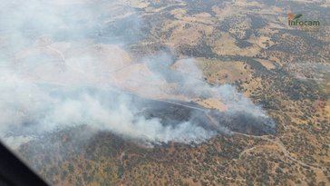 Los medios aéreos se reincorporan a los trabajos contra el fuego en Navalmoralejo, que sigue en nivel 2