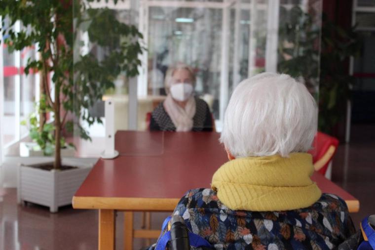 CLM se abre a 'flexibilizar' las visitas a las residencias de mayores al constatar una bajada de los contagios