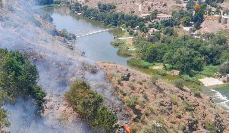 Los bomberos trabajan en un fuego cerca de la Ermita del Valle de Toledo y el alcalde se desplaza al lugar